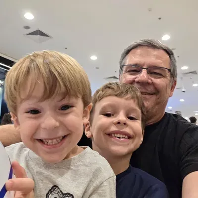 Marcos, criador do EducaKids, com os filhos